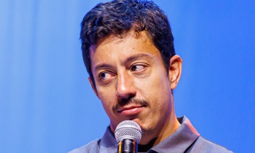 Renato Albani apresenta “A Ignorância é uma Dádiva” na Barra da Tijuca neste domingo